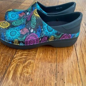 Never worn Woman’s size 7 crocs